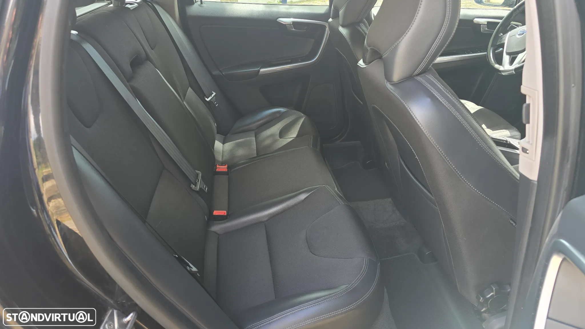 Volvo XC 60 2.0 D4 Momentum Geartronic - 15
