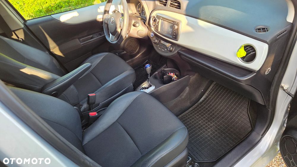 Toyota Yaris Hybrid 100 Selection Platinum - 12