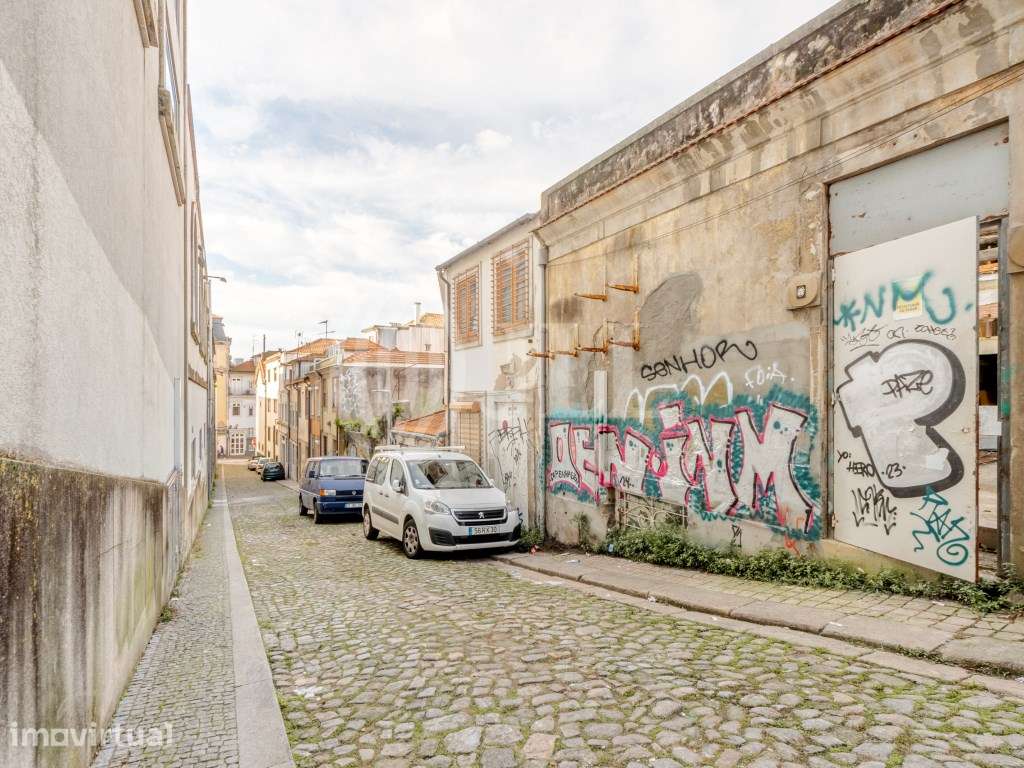 Prédio para reabilitação, na baixa do Porto - Grande imagem: 4/24