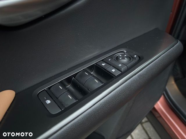 Lexus UX 300h F Sport Design AWD - 11