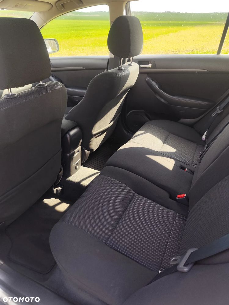 Toyota Avensis 1.8 VVT-i Luna - 12