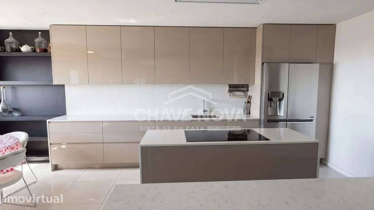 Apartamento T4 c/ Garagem Fechada para 3 viaturas em Santa Marinha - Grande imagem: 2/31