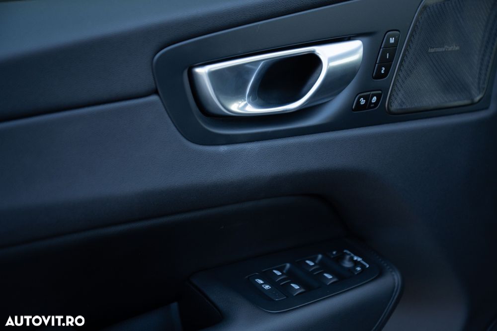Volvo XC 60 T8 AWD Ultra Dark - 22