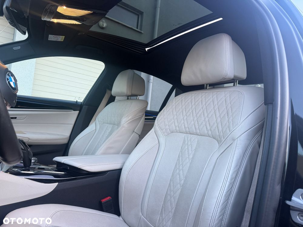 BMW Seria 5 M550i xDrive - 25