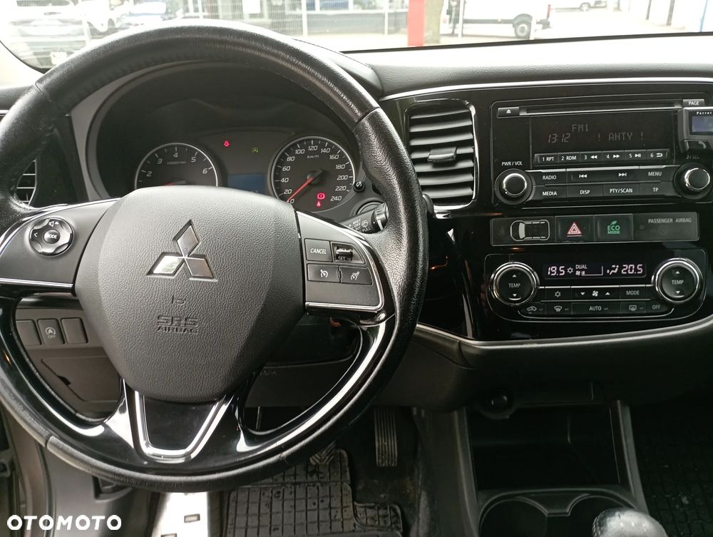 Mitsubishi Outlander 2.0 Invite + 2WD - 6