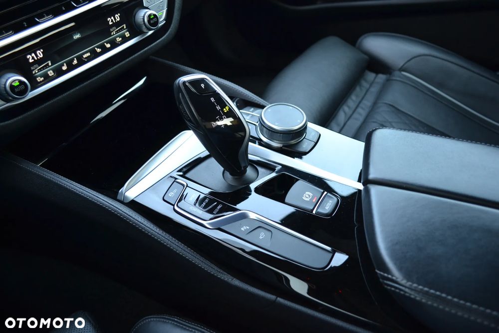 BMW Seria 5 M550i xDrive sport - 34