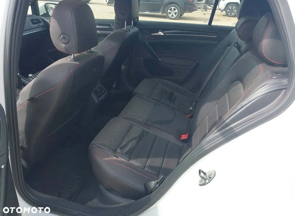 Volkswagen Golf - 11