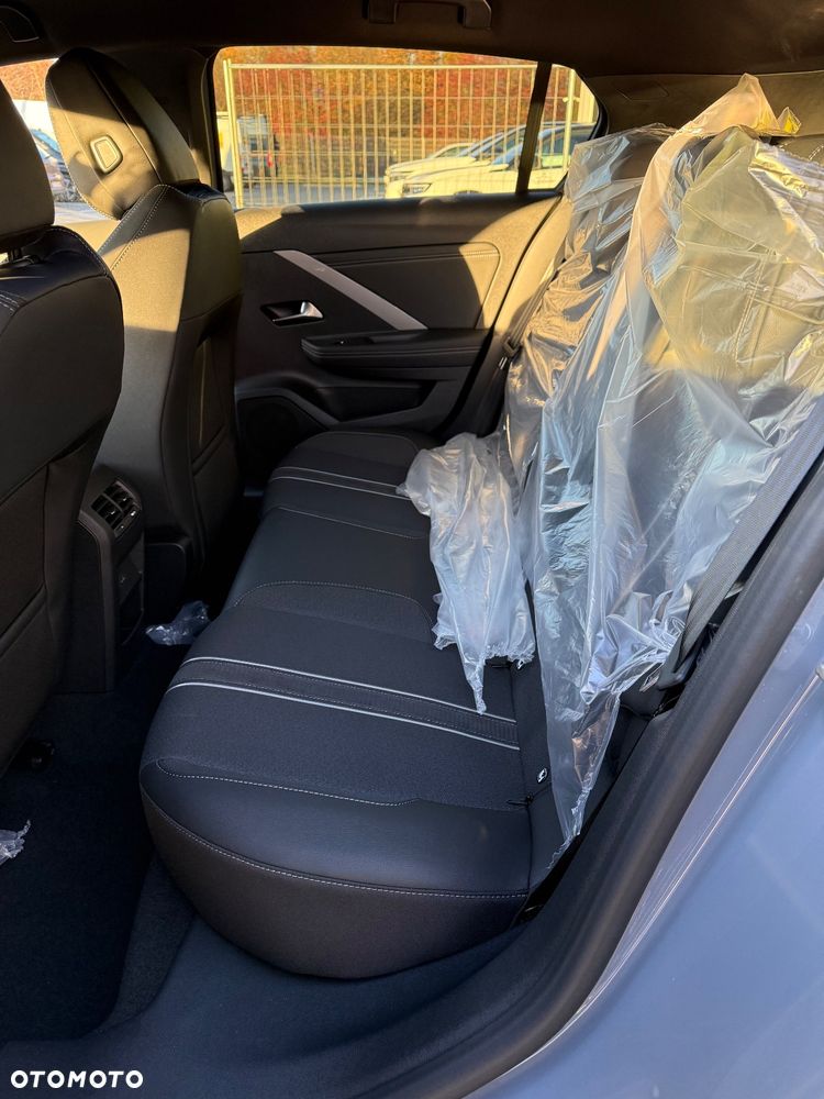 Opel Astra 1.2 T GS Line S&S - 11