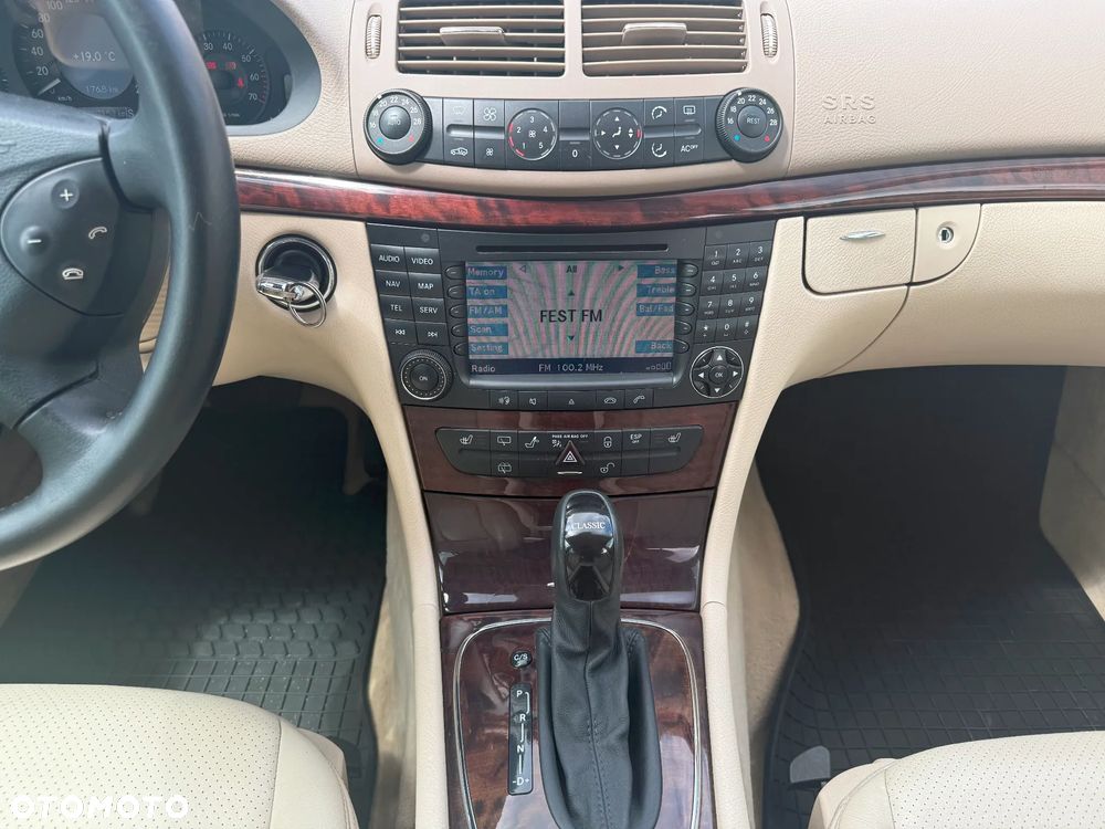 Mercedes-Benz Klasa E 240 4-Matic T Classic - 17