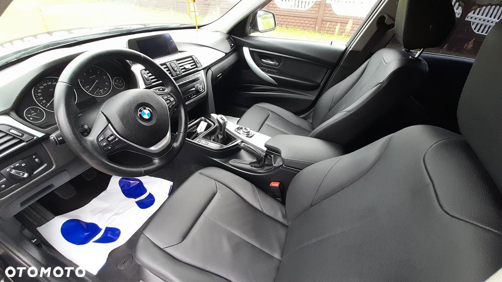 BMW Seria 3 318d Touring - 15