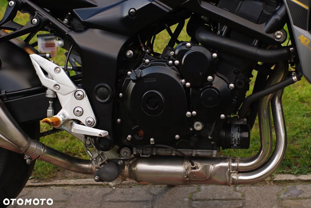Suzuki GSR - 8