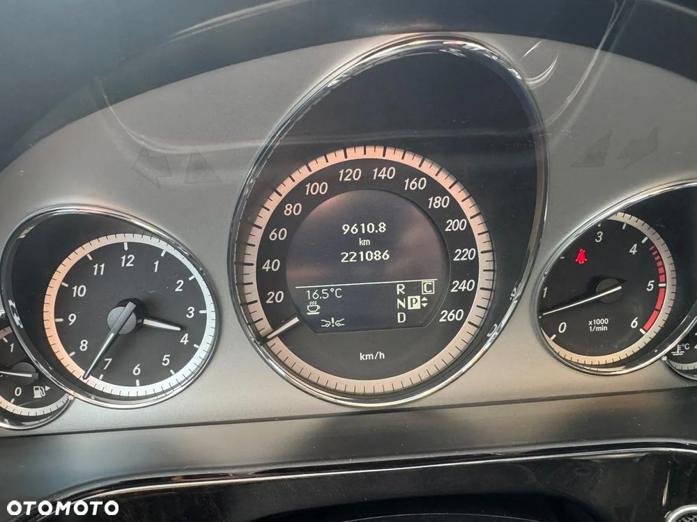 Mercedes-Benz Klasa E 350 CDI DPF BlueEFFICIENCY 7G-TRONIC Elegance - 17
