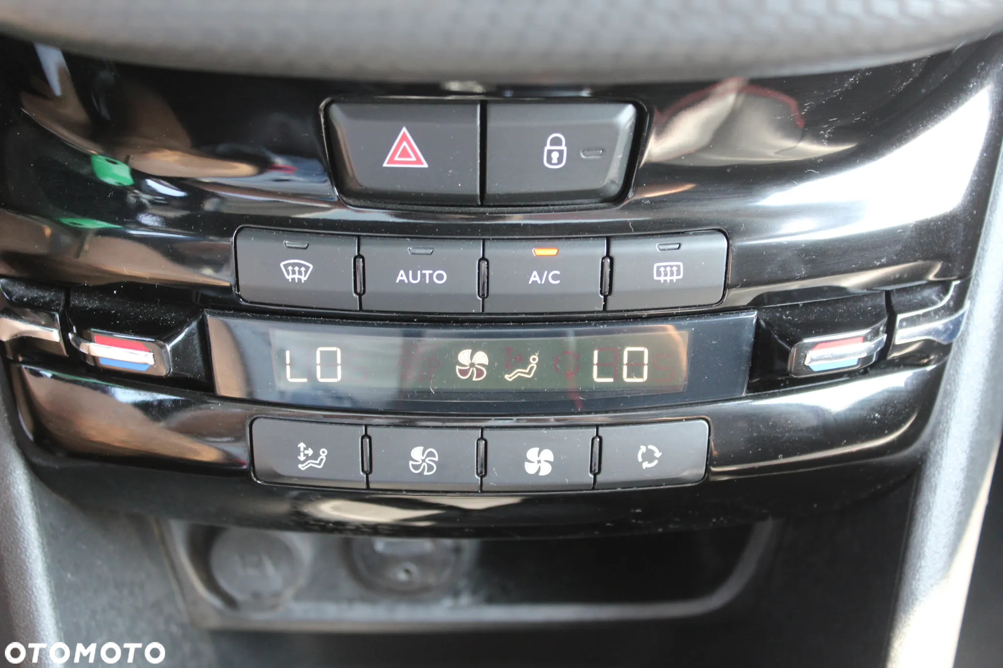 Peugeot 2008 1.2 Pure Tech Allure S&S EAT6 - 26
