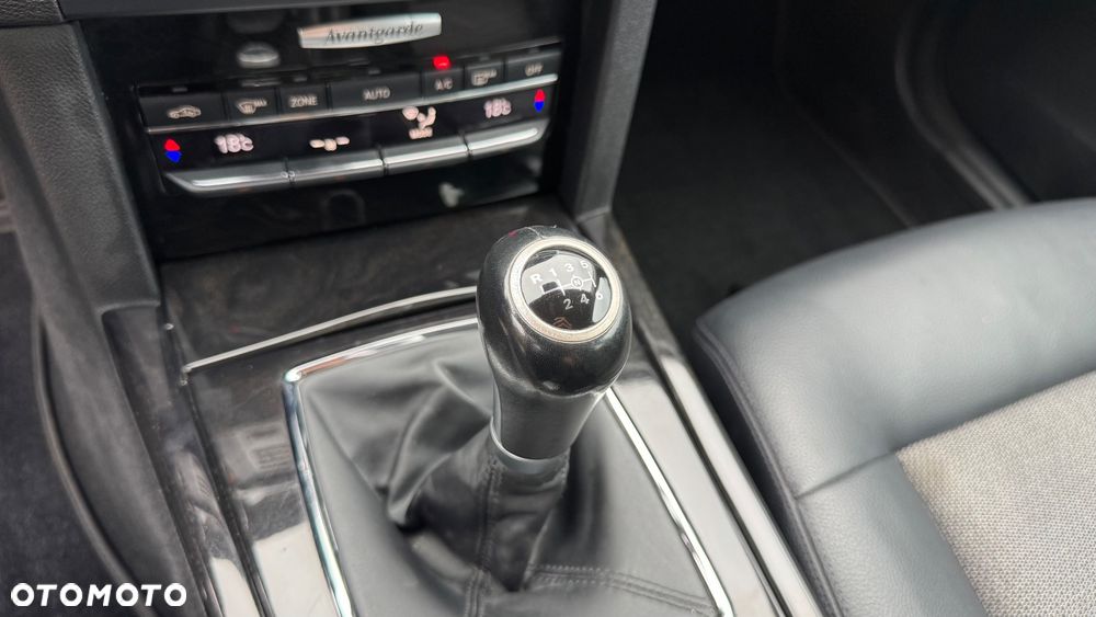 Mercedes-Benz Klasa E 200 CGI BlueEffICIENCY Avantgarde - 21
