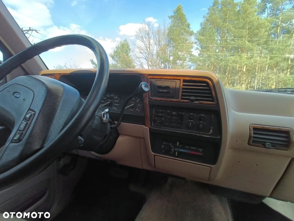 Ford Explorer Standard - 21