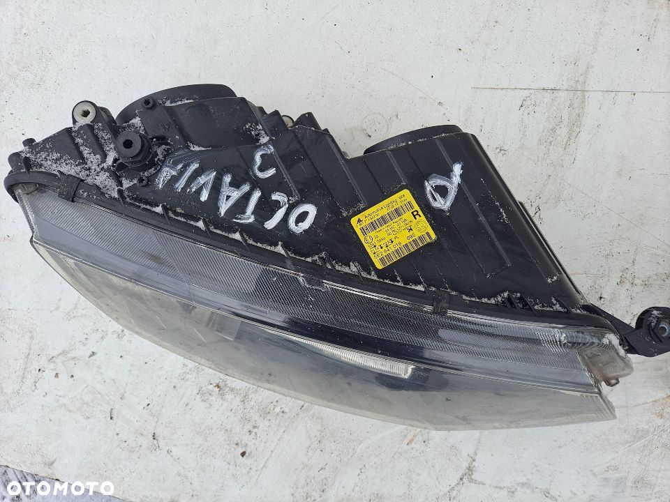 LAMPA REFLEKTOR PRZEDNIA PRAWA SKODA OCTAVIA 3 UK - 2