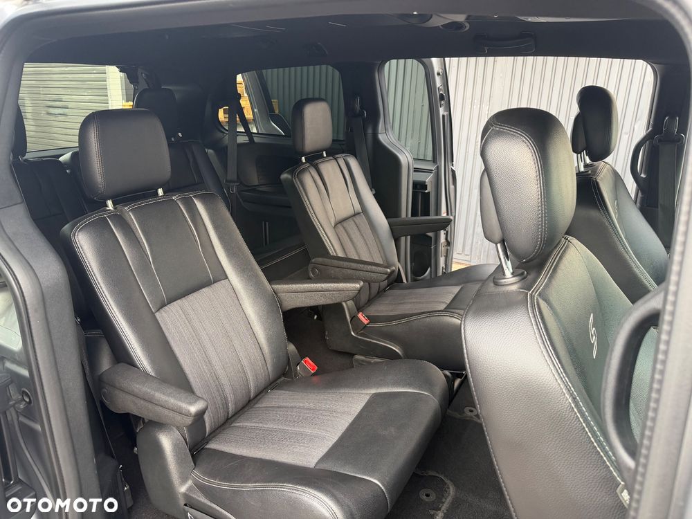 Chrysler Town & Country - 14