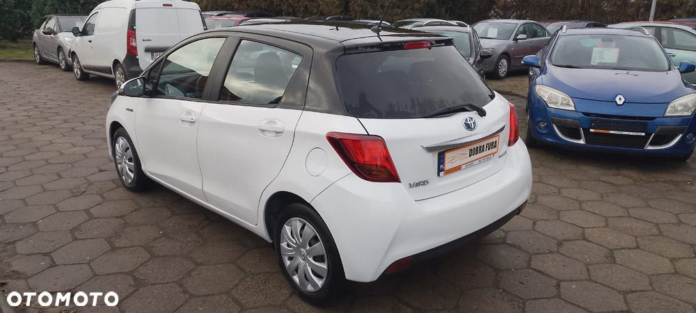 Toyota Yaris Hybrid 100 Terra - 3