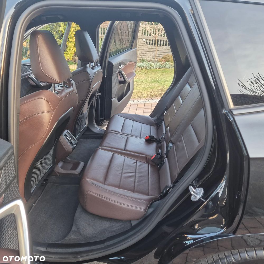 BMW iX1 xDrive30 M Sportpaket - 16