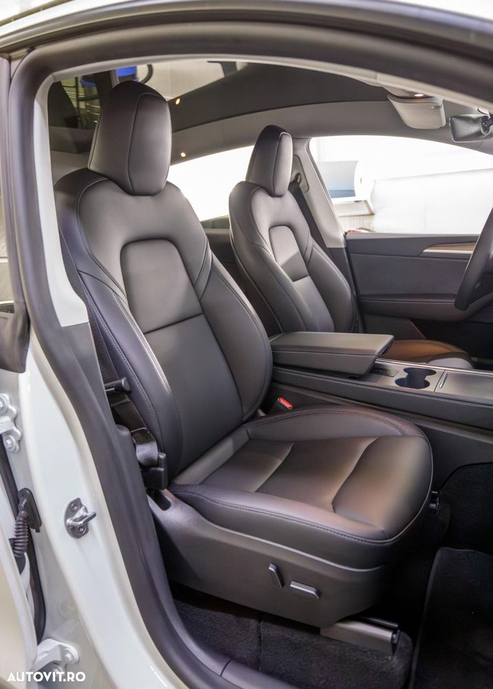 Tesla Model Y Long Range Dual Motor AWD - 13