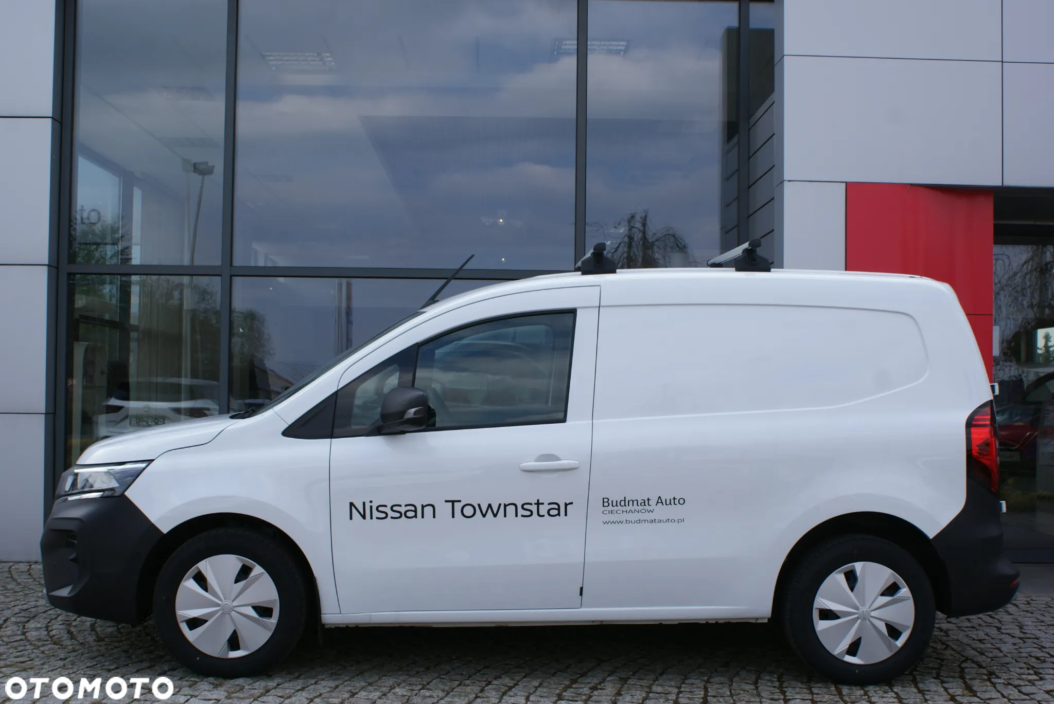 Nissan Towsntar - 4