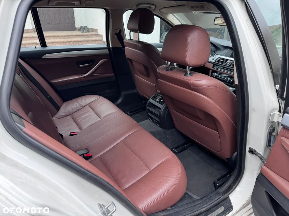 BMW Seria 5 525d xDrive - 14