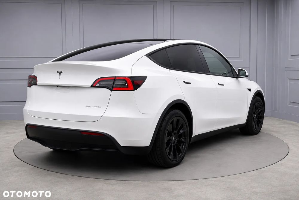 Tesla Model Y - 2