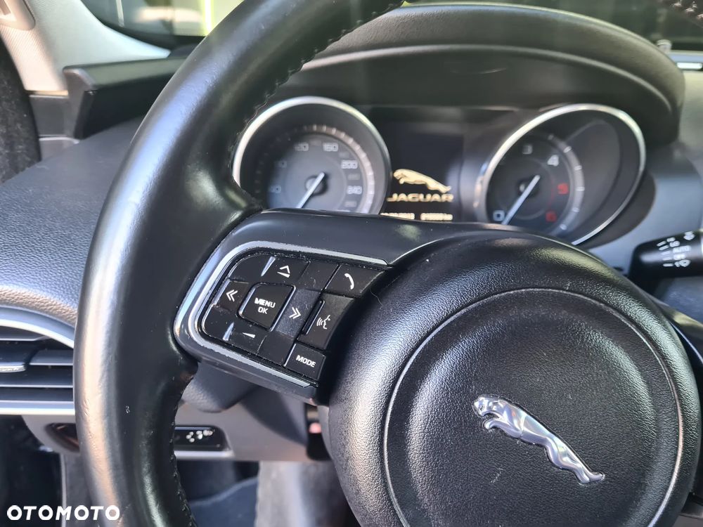 Jaguar XE 2.0 D Prestige - 33