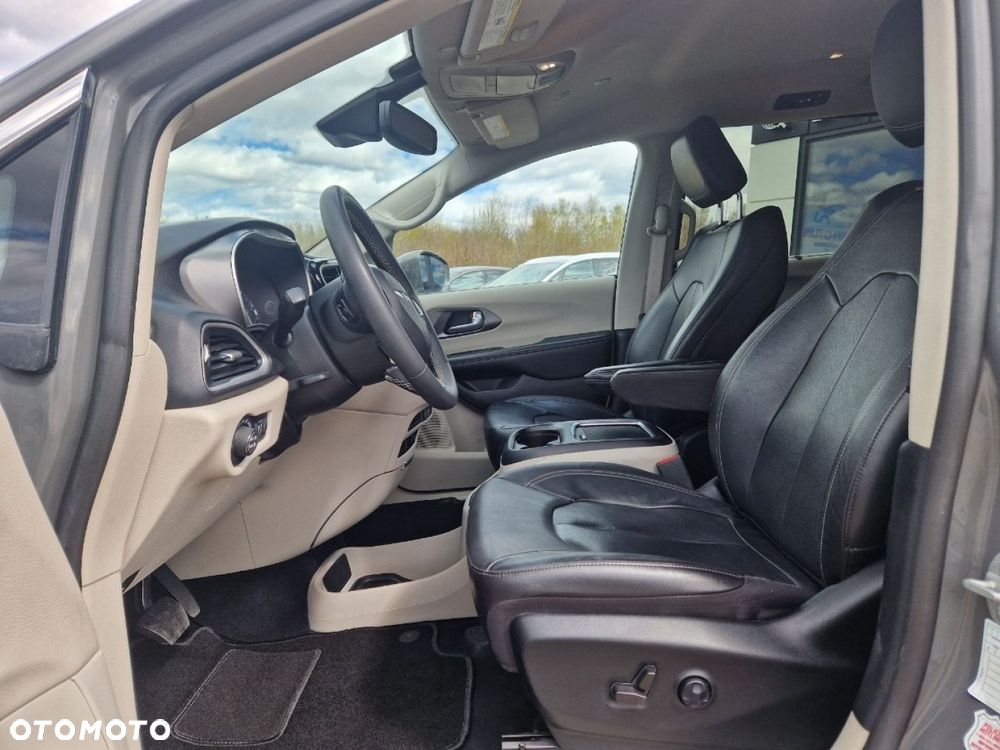 Chrysler Pacifica - 5