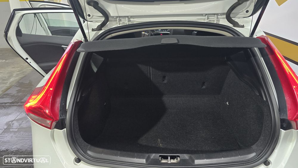 Volvo V40 2.0 D2 Momentum Geartronic - 19