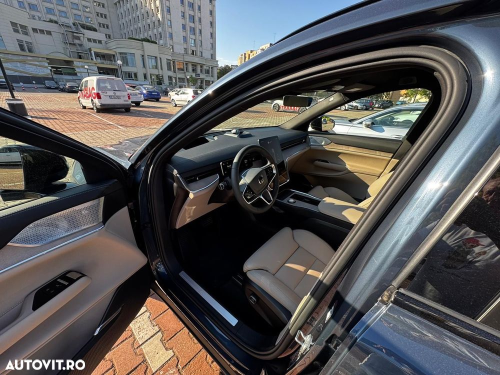 Volvo EX90 - 12