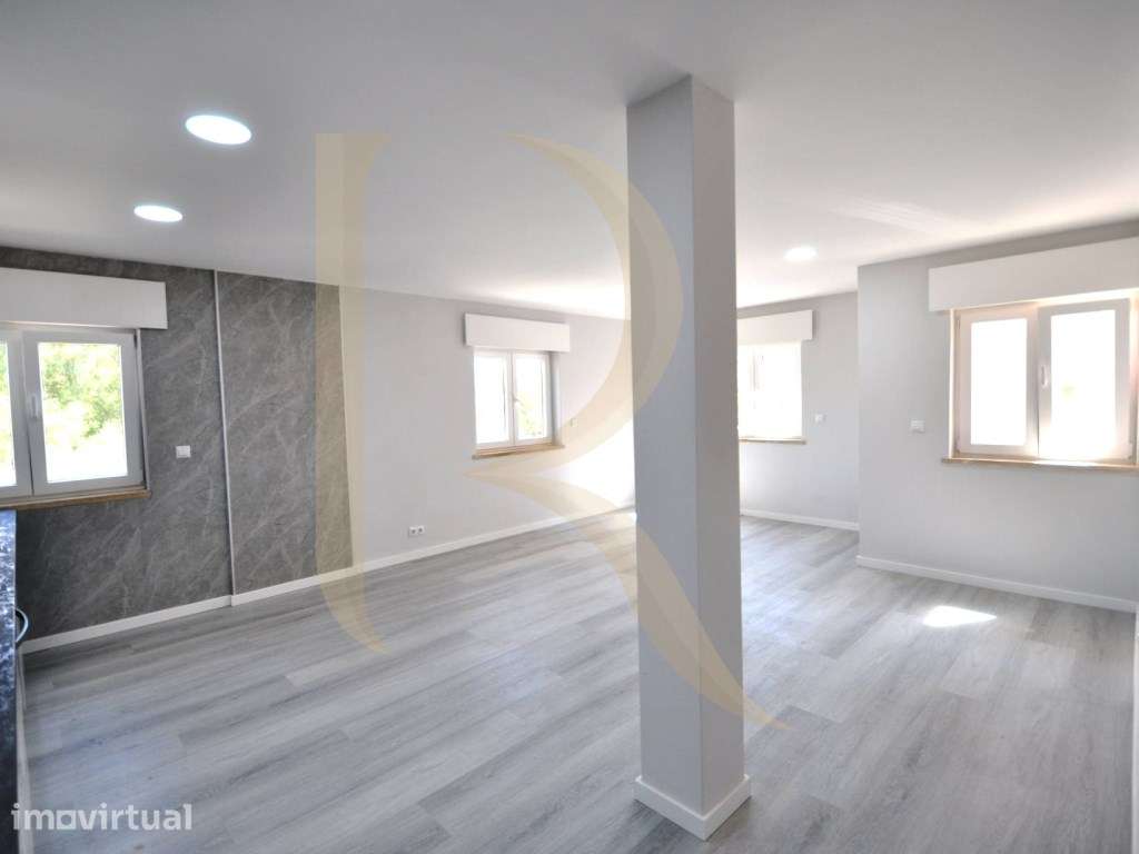 Apartamento T2 remodelado com elevador e arrecadação em Corroios - Grande imagem: 3/17