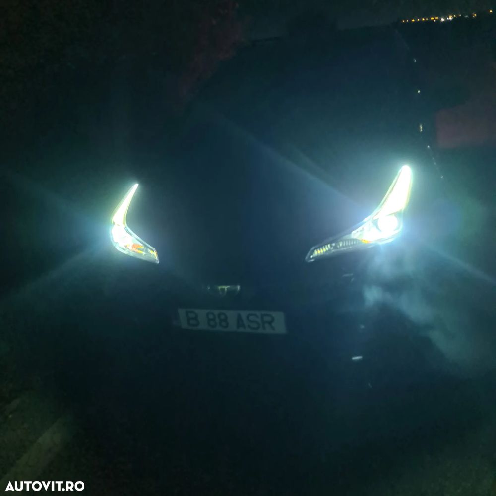 Toyota Prius 1.8 HSD Exclusive Plus - 6