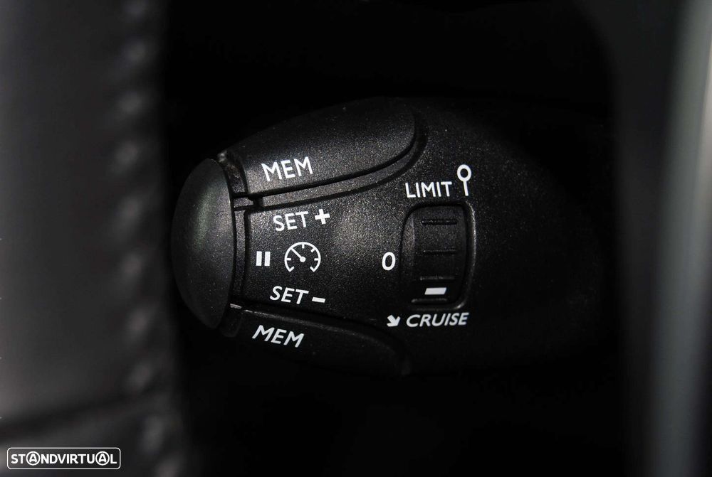 Peugeot 208 1.2 Hybrid Allure e-DCS6 - 26