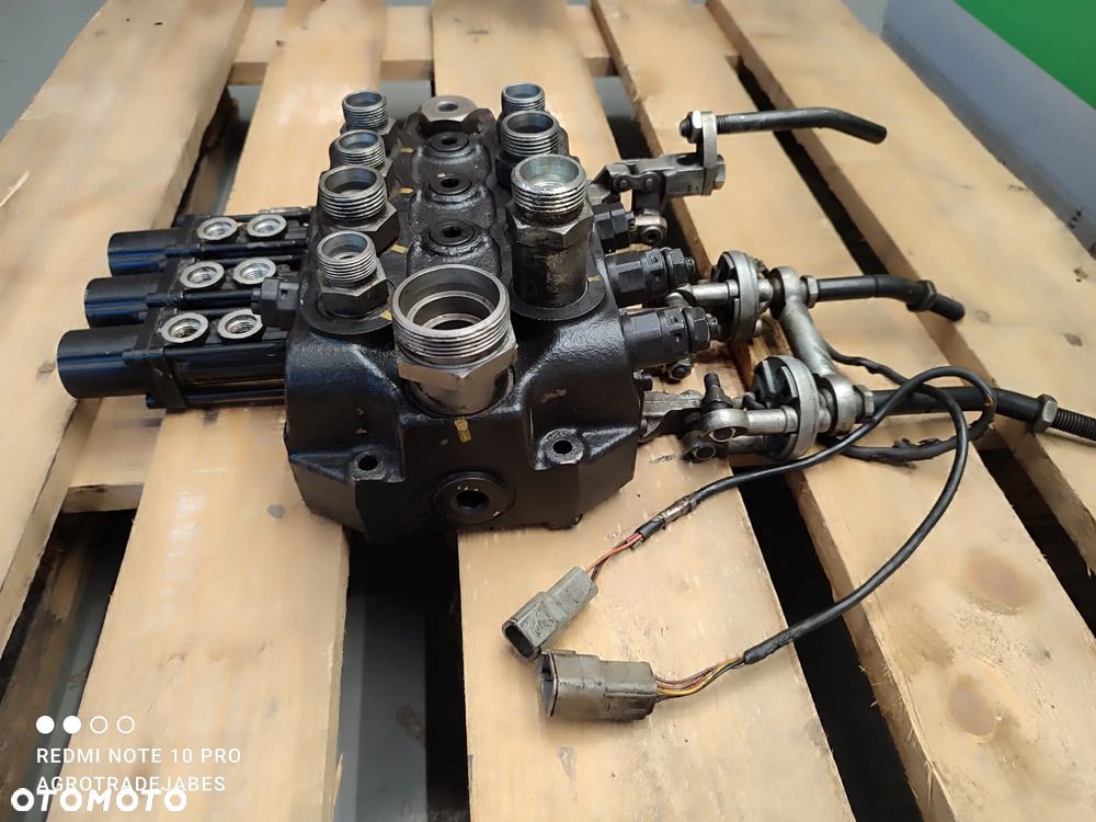 Rozdzielacz  7GHI514095  AMMANN Manitou MLT 627 - 5