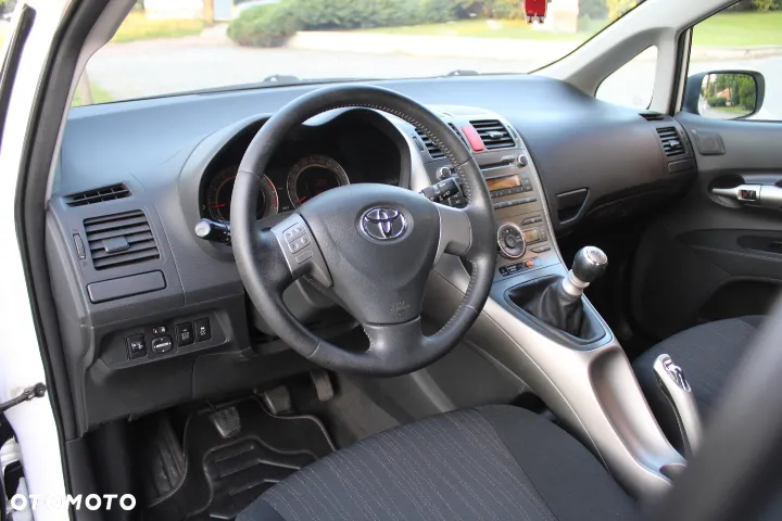 Toyota Auris 1.33 VVT-i Premium + - 7