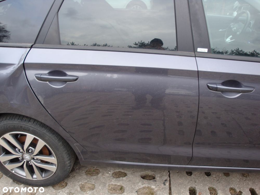 HYUNDAI I30 17-24 kombi DRZWI PRAWE TYLNE BDB - 1