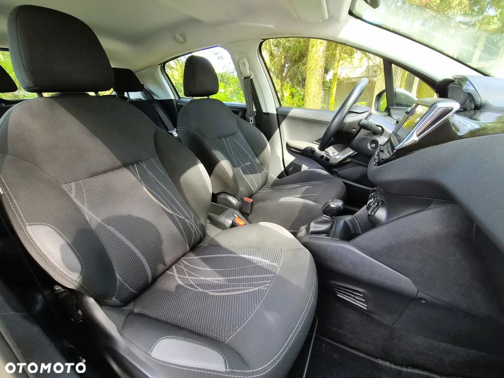Peugeot 208 - 12