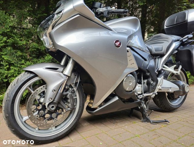 Honda VFR - 13