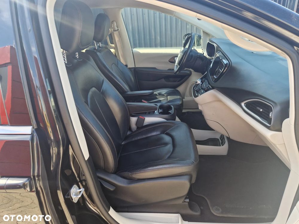 Chrysler Pacifica - 12