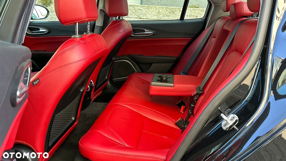 Alfa Romeo Giulia 2.0 Turbo 16V AT8-Q4 Veloce Ti - 36