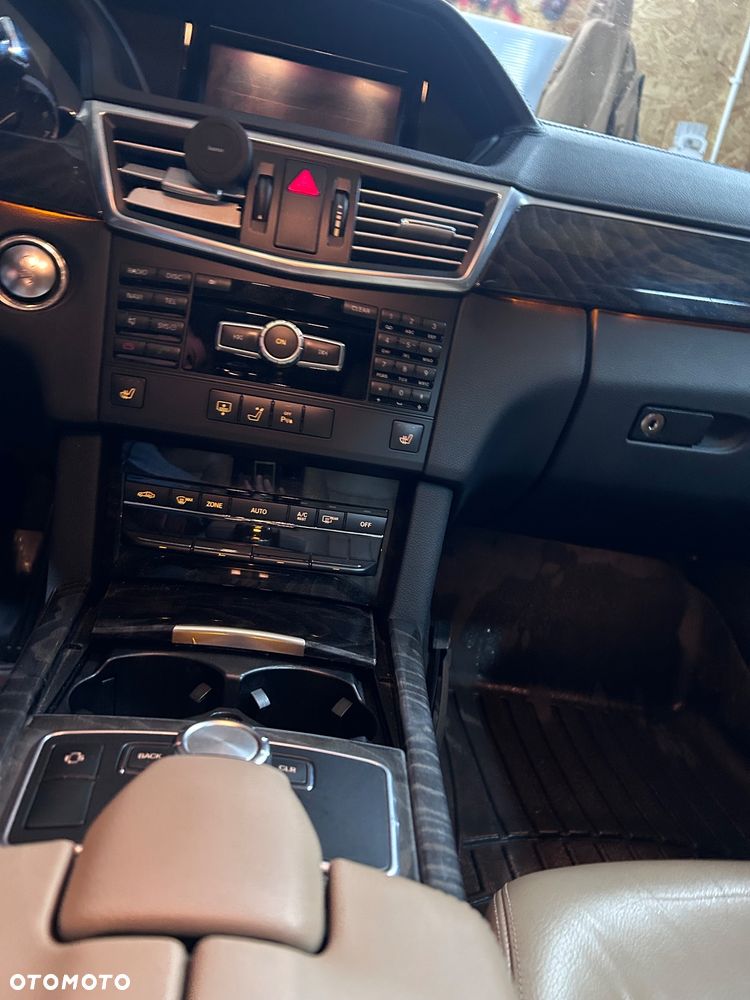 Mercedes-Benz Klasa E 350 4-Matic Classic - 23