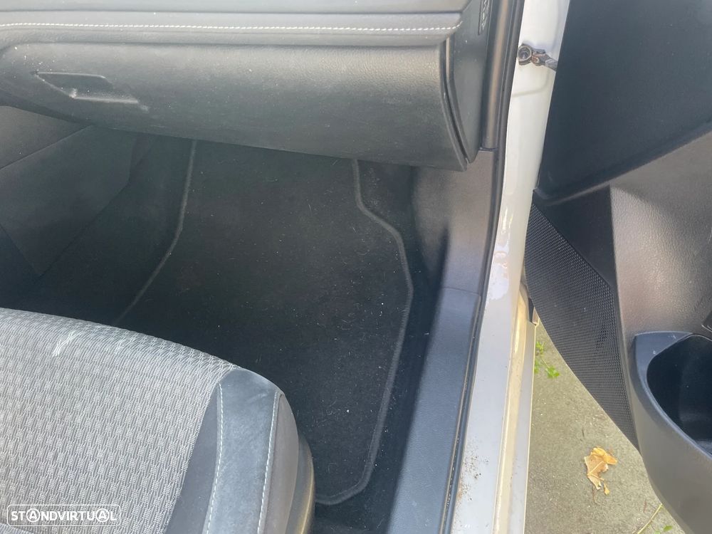 Toyota Auris Touring Sports 1.8 HSD Comfort +P.Techno+P.Sport - 21