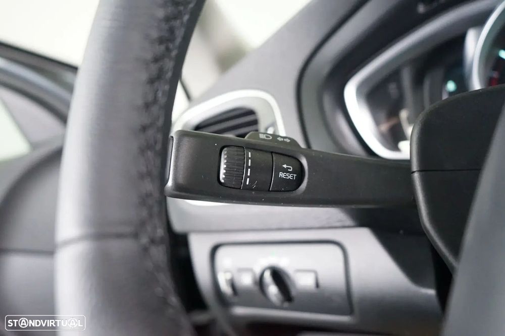 Volvo V40 - 25