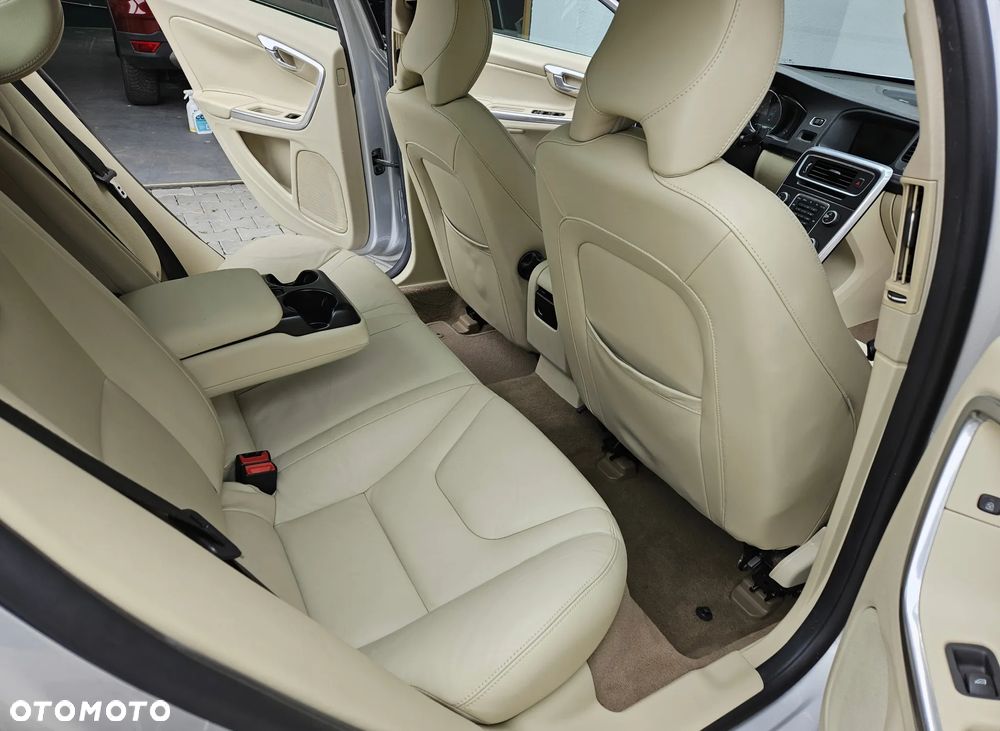 Volvo S60 T5 Momentum - 24