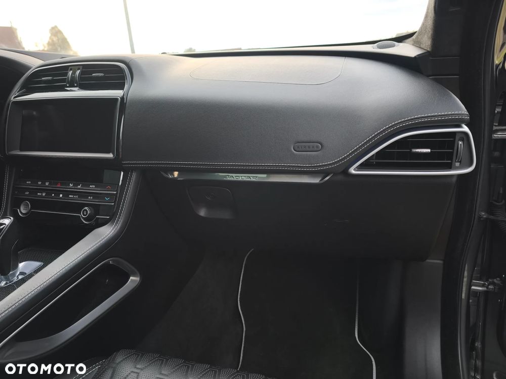 Jaguar F-Pace AWD SVR - 24