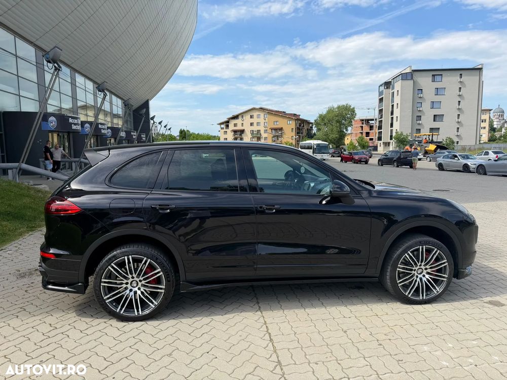 Porsche Cayenne 4.8 L Turbo - 5