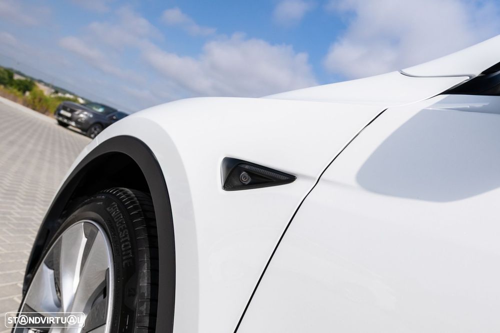 Tesla Model Y Long Range Dual Motor AWD - 8