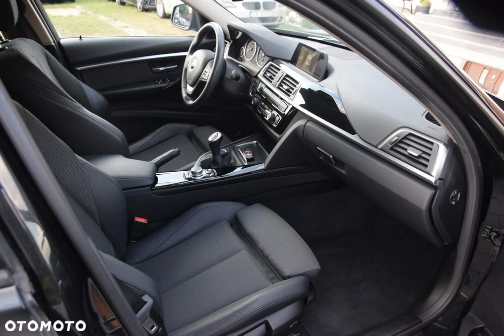 BMW Seria 3 320i Touring Sport Line - 23