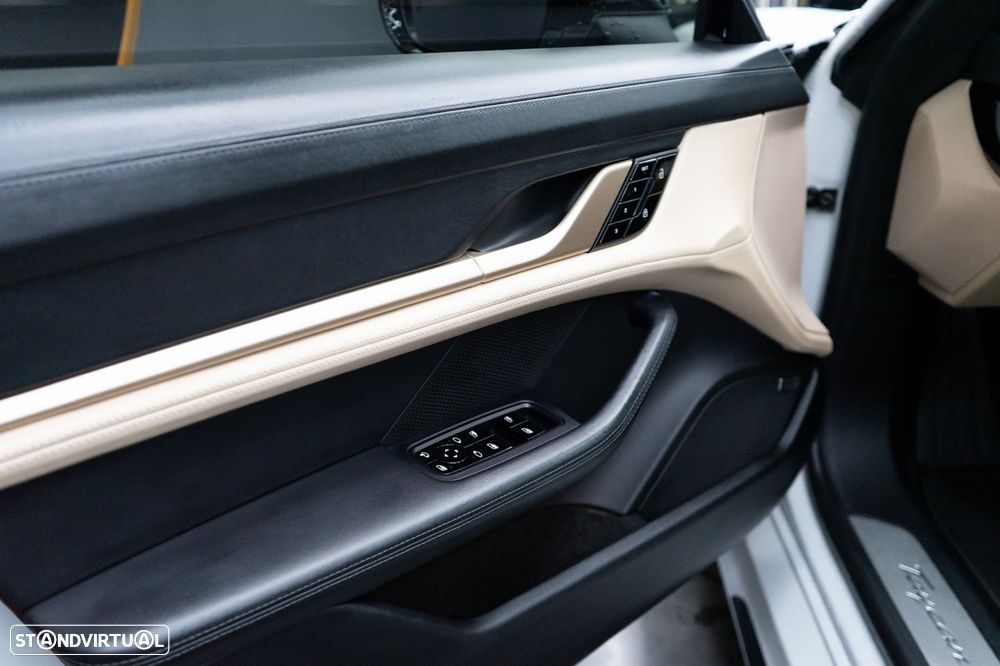 Porsche Taycan Turbo - 28